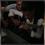 Mi chiamo gioele, sono un chitarrista manouche vengo dalla famiglia Reinhardt, e posso insegnarvi ciò che un insegnante normale non potrà mai insegnarvi, io vi condurrò dentro ciò che significa la musica, il jazz-manouche. Al termine delle nostre lezioni